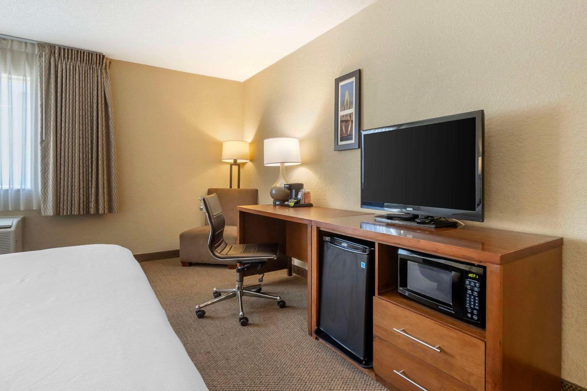 Comfort Inn & Suites Airport Convention Center Север Чарлстон Экстерьер фото
